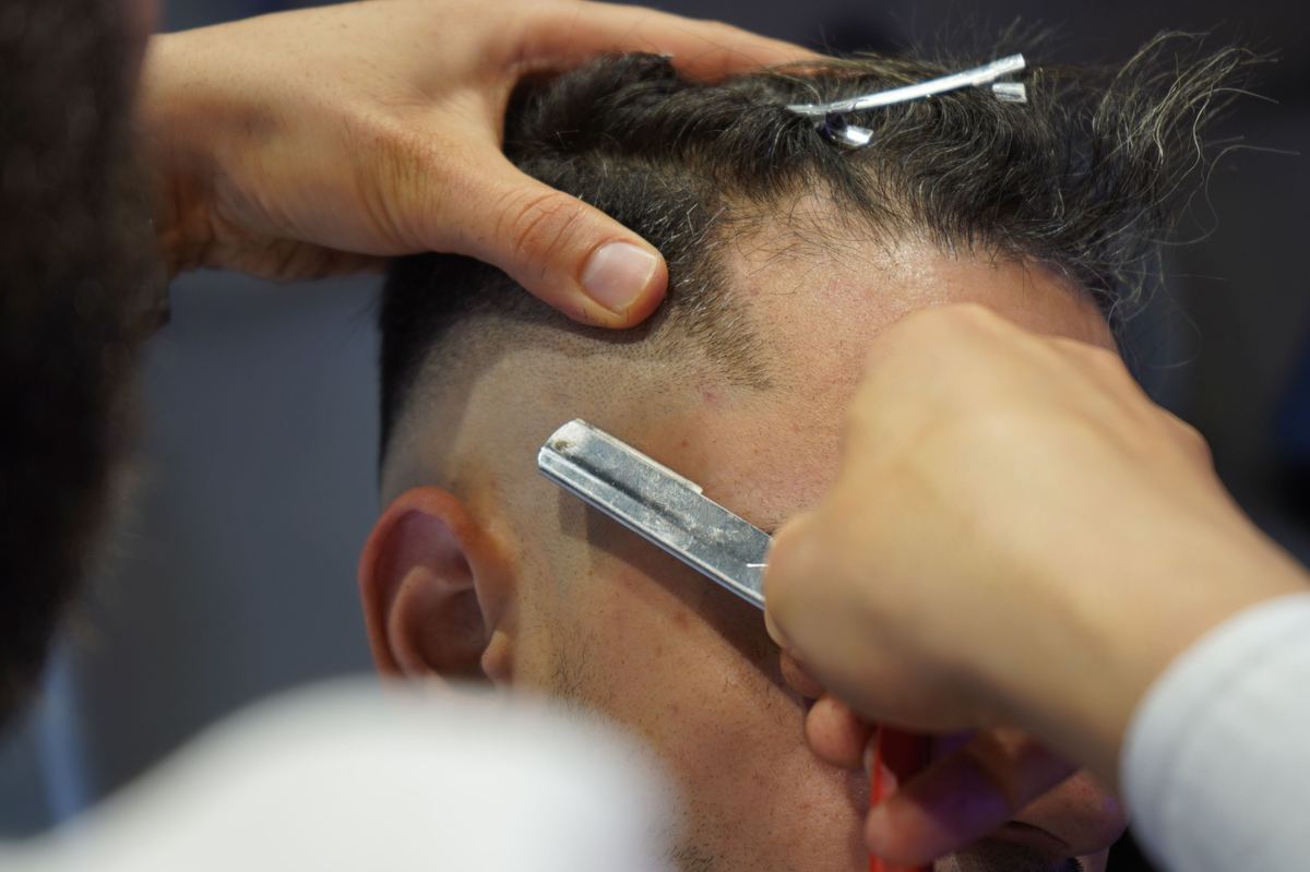 Barbero perfilando con navaja